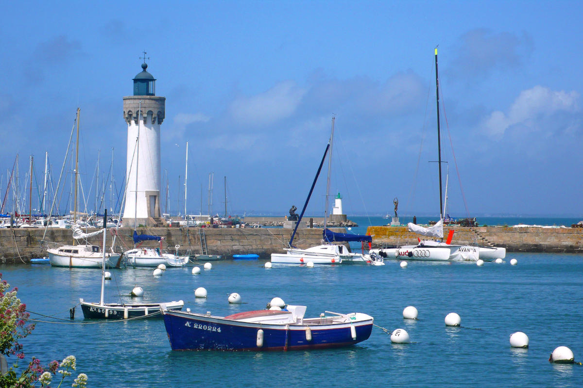 sailboats-at-anchor-in-Quiberon