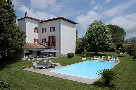 Holiday home for rent with heated pool 